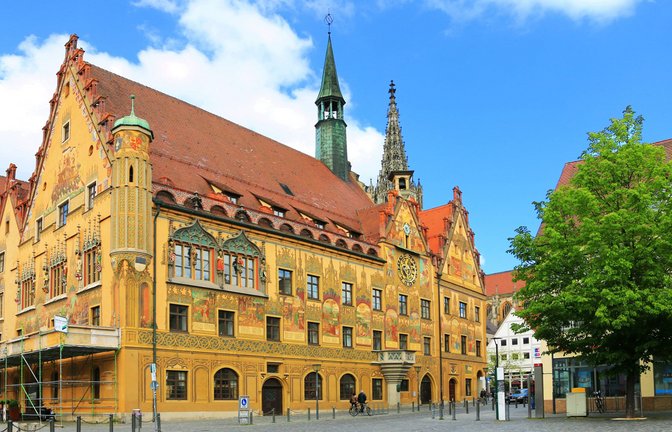 Auch der Chef im historischen Ulmer Rathaus steht 2023 zur Wahl.<span class='image-autor'>Foto: mauritius images/Chromorange</span>