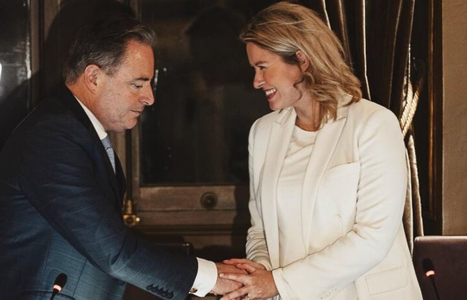 Antwerpens neue Bürgermeisterin Els Van Doesburg ist viel in den sozialen Medien unterwegs. Hier ein Post von der Amtsübergabe ihres Vorgängers Bart de Wever an die junge Politikerin.<span class='image-autor'>Foto: Screenshot Instagram/Screenshot Instagram</span>