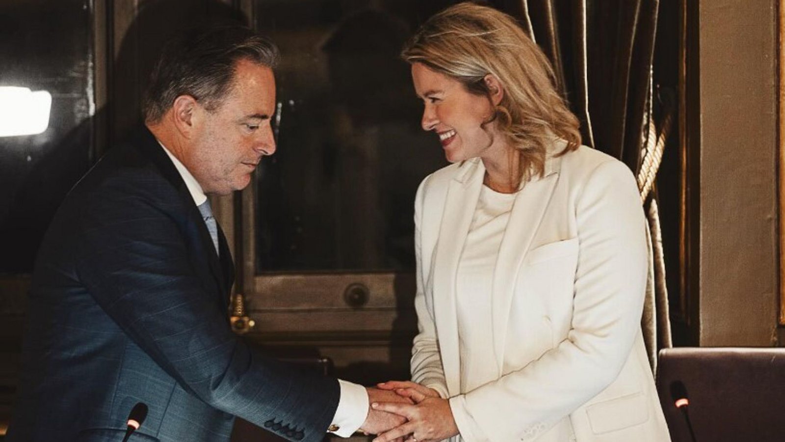 Antwerpens neue Bürgermeisterin Els Van Doesburg ist viel in den sozialen Medien unterwegs. Hier ein Post von der Amtsübergabe ihres Vorgängers Bart de Wever an die junge Politikerin.Foto: Screenshot Instagram/Screenshot Instagram