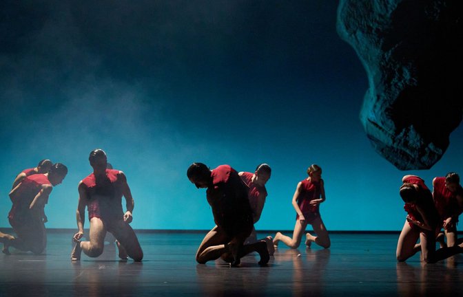 In Vittoria Girellis neuem Ballett „Vermilion“ wird vor kosmischer Landschaft im Knien getanzt.<span class='image-autor'>Foto: Stuttgarter Ballett/Carlos Quezada</span>