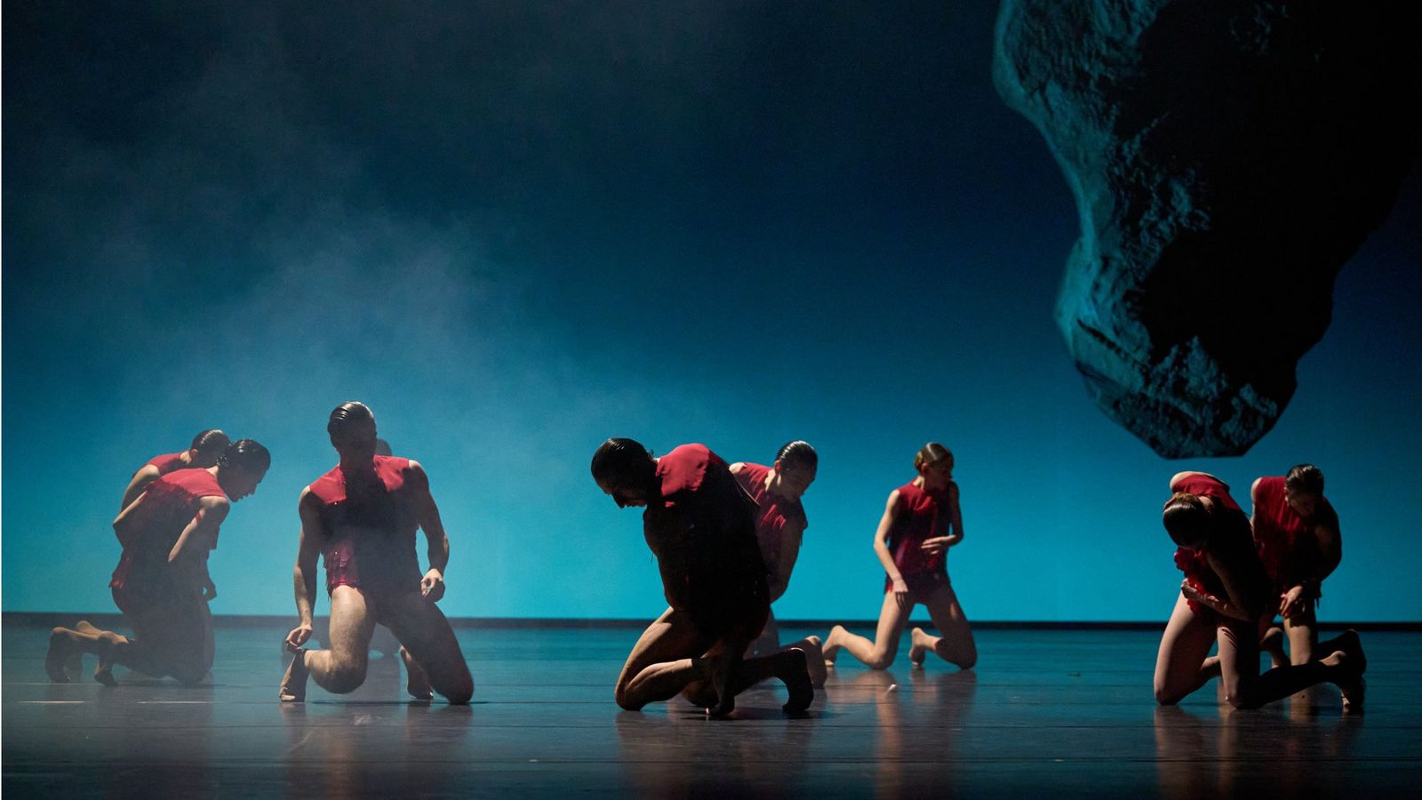 In Vittoria Girellis neuem Ballett „Vermilion“ wird vor kosmischer Landschaft im Knien getanzt.Foto: Stuttgarter Ballett/Carlos Quezada