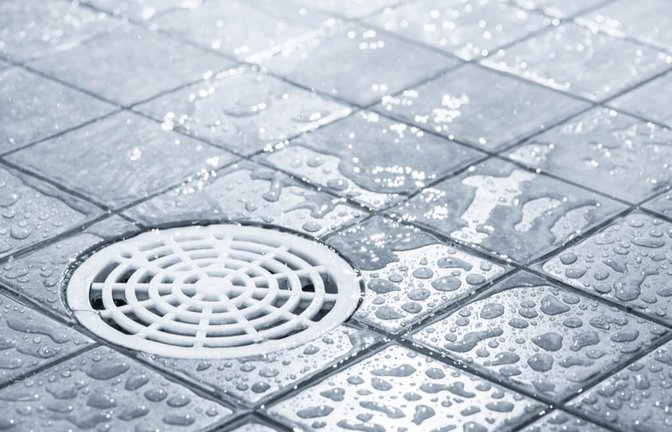 Wenn der Duschabfluss oder Küchenabfluss stinkt, können üble Gerüche auch mit wenig Aufwand beseitigt werden. So reinigen Sie Ihren Abfluss.<span class='image-autor'>Foto: Jari Hindstroem / Shutterstock.com</span>