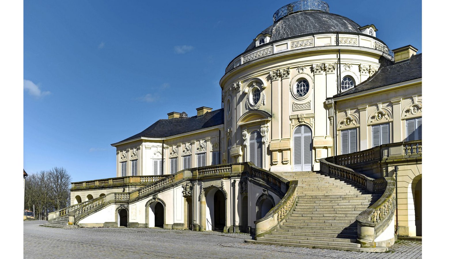 Auf die Idee, architektonische Schönheiten wie das aus dem 18. Jahrhundert stammende Schloss Solitude, gebaut von den Architekten Johann Friedrich Weyhing und Philippe de La Guêpière, abzureißen? Darauf kommt glücklicherweise keiner, doch . . .Foto: LICHTGUT/Max Kovalenko Auf die Idee, architektonische Schönheiten wie das aus dem 18. Jahrhundert stammende Schloss Solitude, gebaut von den Architekten Johann Friedrich Weyhing und Philippe de La Guêpière, abzureißen? Darauf kommt glücklicherweise keiner, doch . . .Foto: LICHTGUT/Max Kovalenko