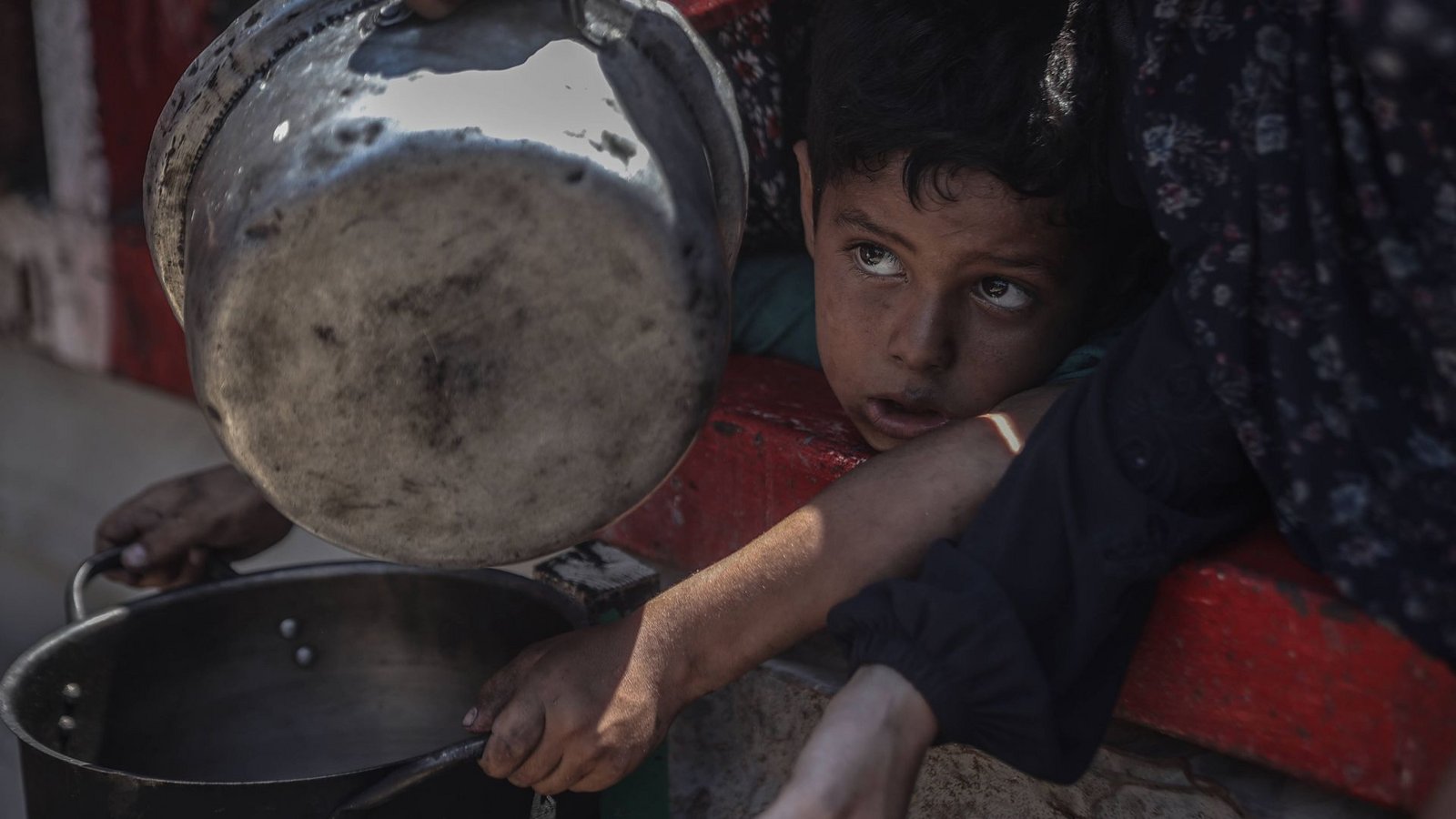 Palästinensisches Kind mit einer Pfanne in der Hand: Hungerleidende Palästinenserinnen und Palästinenser im Gazastreifen versuchen, an Essen zu kommen.Foto: IMAGO/Anadolu Agency Palästinensisches Kind mit einer Pfanne in der Hand: Hungerleidende Palästinenserinnen und Palästinenser im Gazastreifen versuchen, an Essen zu kommen.Foto: IMAGO/Anadolu Agency