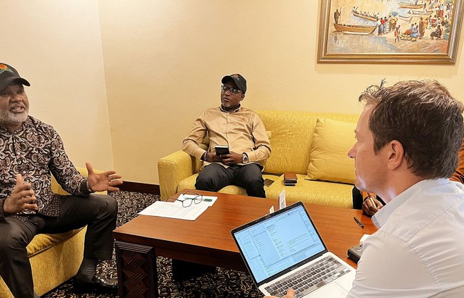 Corneille Nangaa (links), Chef der M23-Miliz, empfängt Afrika-Korrespondent Christian Putsch zum Interview.<span class='image-autor'>Foto: Christian Putsch/CHRISTIAN PUTSCH</span>