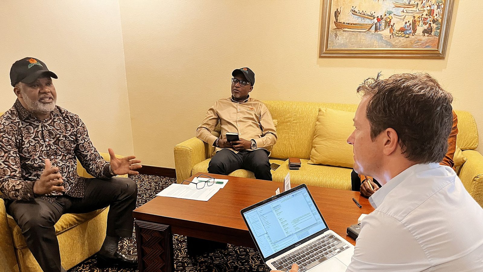 Corneille Nangaa (links), Chef der M23-Miliz, empfängt Afrika-Korrespondent Christian Putsch zum Interview.Foto: Christian Putsch/CHRISTIAN PUTSCH Corneille Nangaa (links), Chef der M23-Miliz, empfängt Afrika-Korrespondent Christian Putsch zum Interview.Foto: Christian Putsch/CHRISTIAN PUTSCH