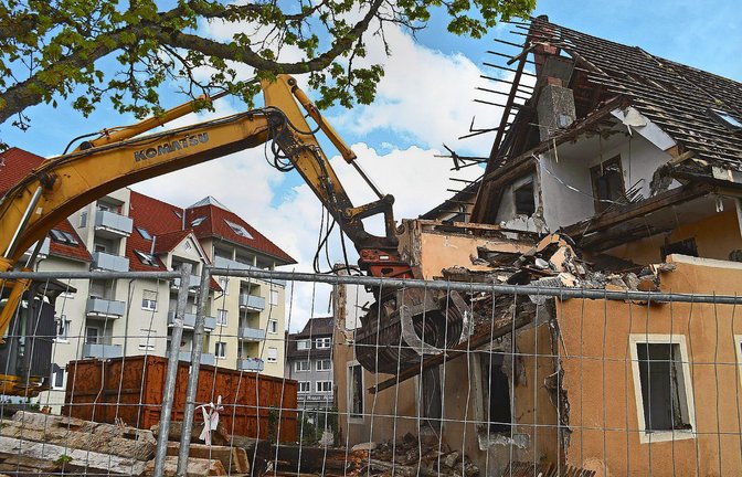 In der Schwenninger Sturmbühlstraße hat der Abriss begonnen, wann etwas Neues folgt, ist unklar.<span class='image-autor'>Foto: /Mareike Kratt</span>