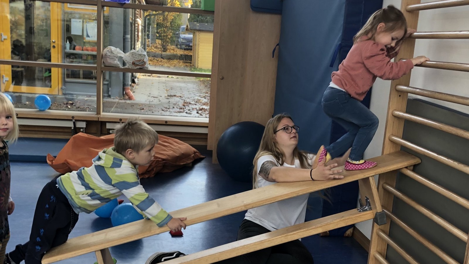 Spielerisch lernen die Kinder im Luggeleskindergarten unter Anleitung von Anerkennungspraktikantin Beatrice Skrypalle und Übungsleiterin Karin Geske, sich zu bewegen. Foto: privat