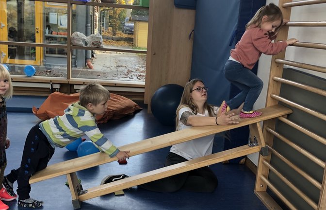Spielerisch lernen die Kinder im Luggeleskindergarten unter Anleitung von Anerkennungspraktikantin Beatrice Skrypalle und Übungsleiterin Karin Geske, sich zu bewegen. <span class='image-autor'>Foto: privat</span>