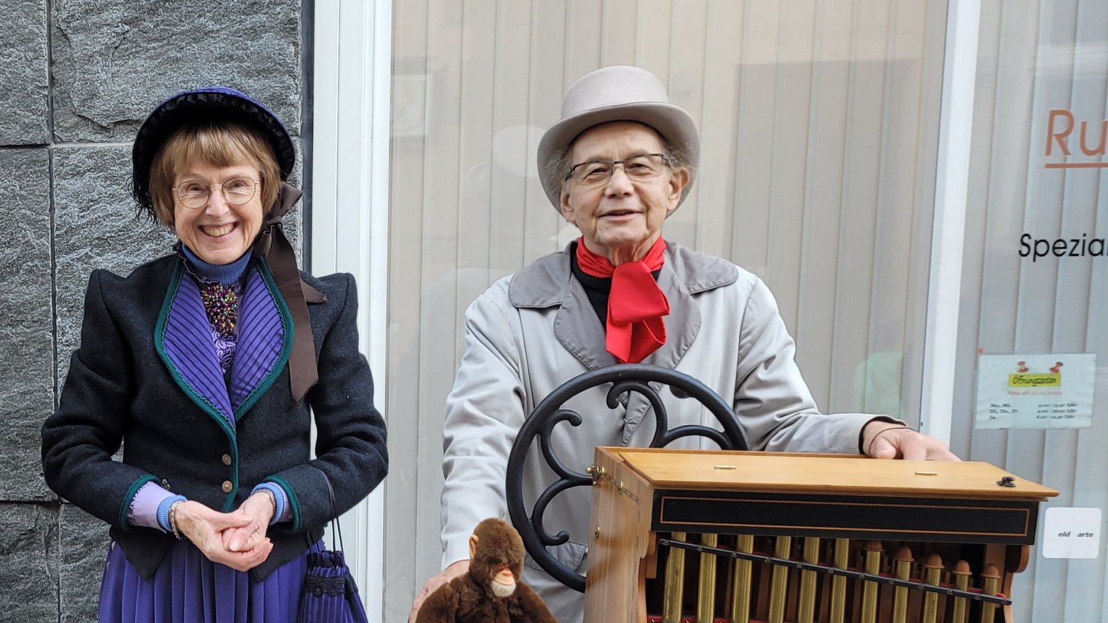 Drehorgelspieler Rosi und Frithjof Grögler unterhalten die Passanten mit ihren Balladen. Drehorgelspieler Rosi und Frithjof Grögler unterhalten die Passanten mit ihren Balladen.