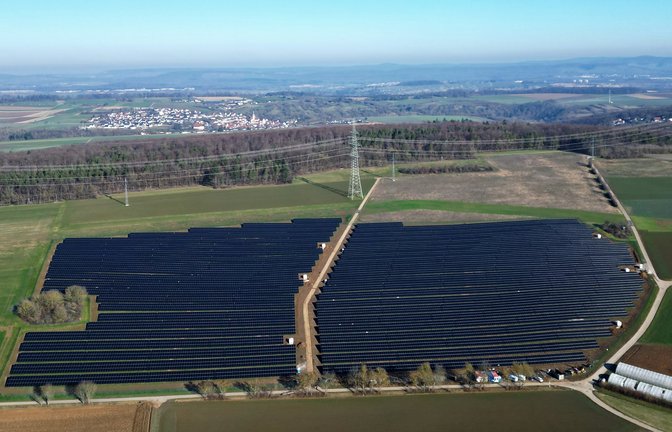 Im Iptinger Ortental – im Hintergrund links sieht man Großglattbach – hat der neun Hektar große Solarpark Form angenommen und soll demnächst in Betrieb gehen. <span class='image-autor'>Foto: Küppers</span>