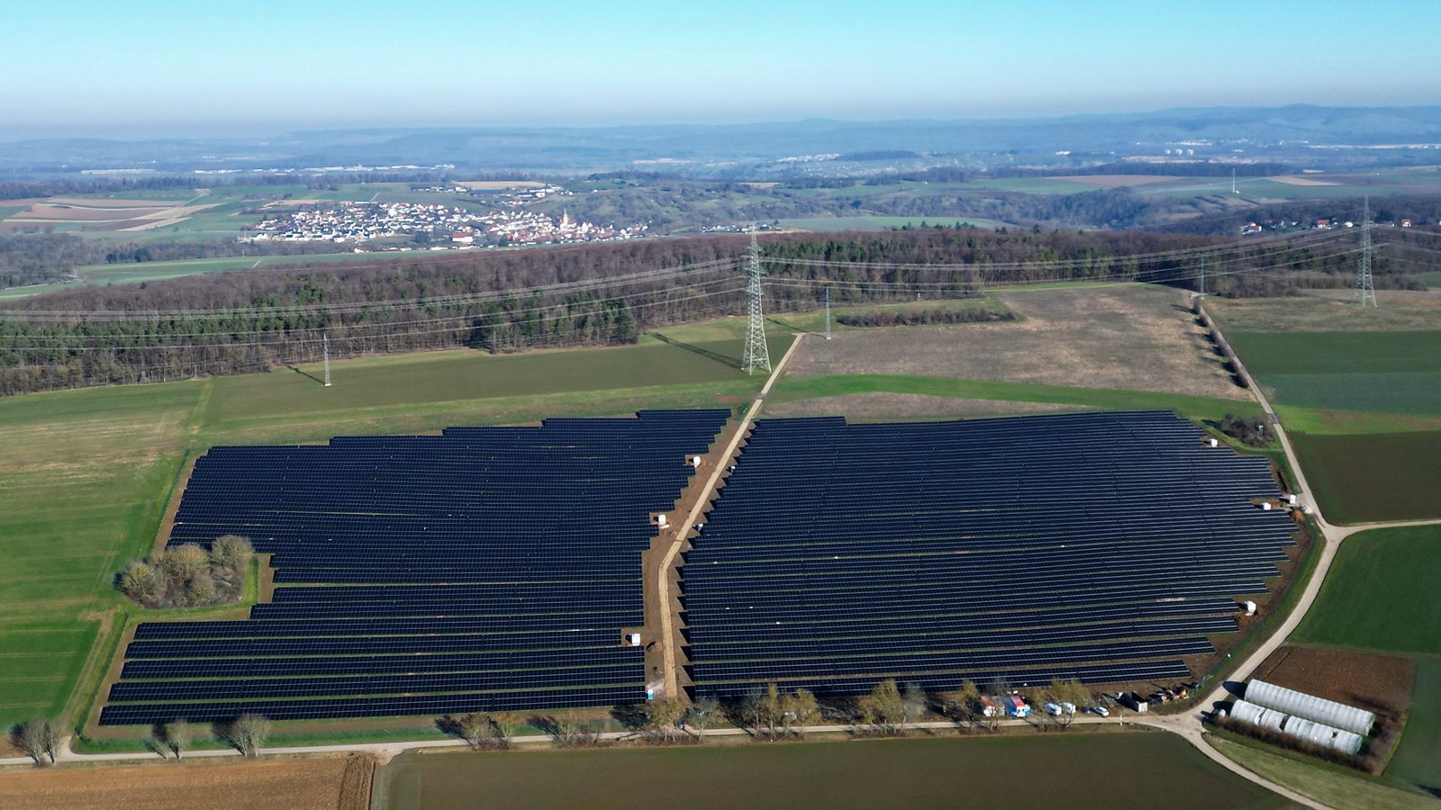Im Iptinger Ortental – im Hintergrund links sieht man Großglattbach – hat der neun Hektar große Solarpark Form angenommen und soll demnächst in Betrieb gehen. Foto: Küppers