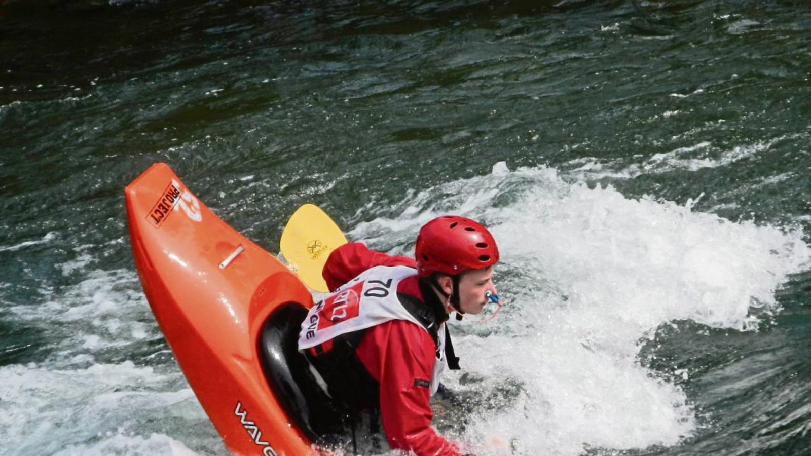 Lukas Rüdiger trainiert im Wildwasserkanal von Hüningen den Kanu-Freestyle. Hier gelingt ihm eine sogenannte Kerze.  Foto: Mauch