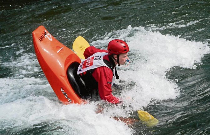 Lukas Rüdiger trainiert im Wildwasserkanal von Hüningen den Kanu-Freestyle. Hier gelingt ihm eine sogenannte Kerze.  Foto: Mauch