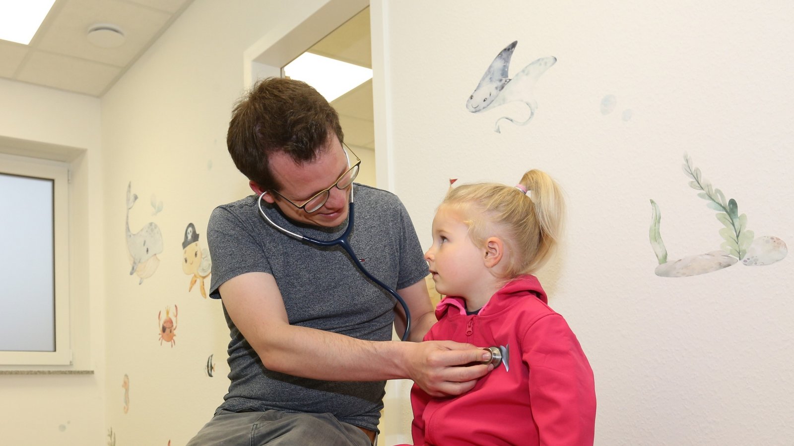 In den neuen Praxisräumen in der Enzweihinger Schulstraße werden Dr. Felix Schwarz – hier mit Töchterchen – und seine Kolleginnen und Kollegen künftig Kinder behandeln. Fotos: Küppers In den neuen Praxisräumen in der Enzweihinger Schulstraße werden Dr. Felix Schwarz – hier mit Töchterchen – und seine Kolleginnen und Kollegen künftig Kinder behandeln. Fotos: Küppers
