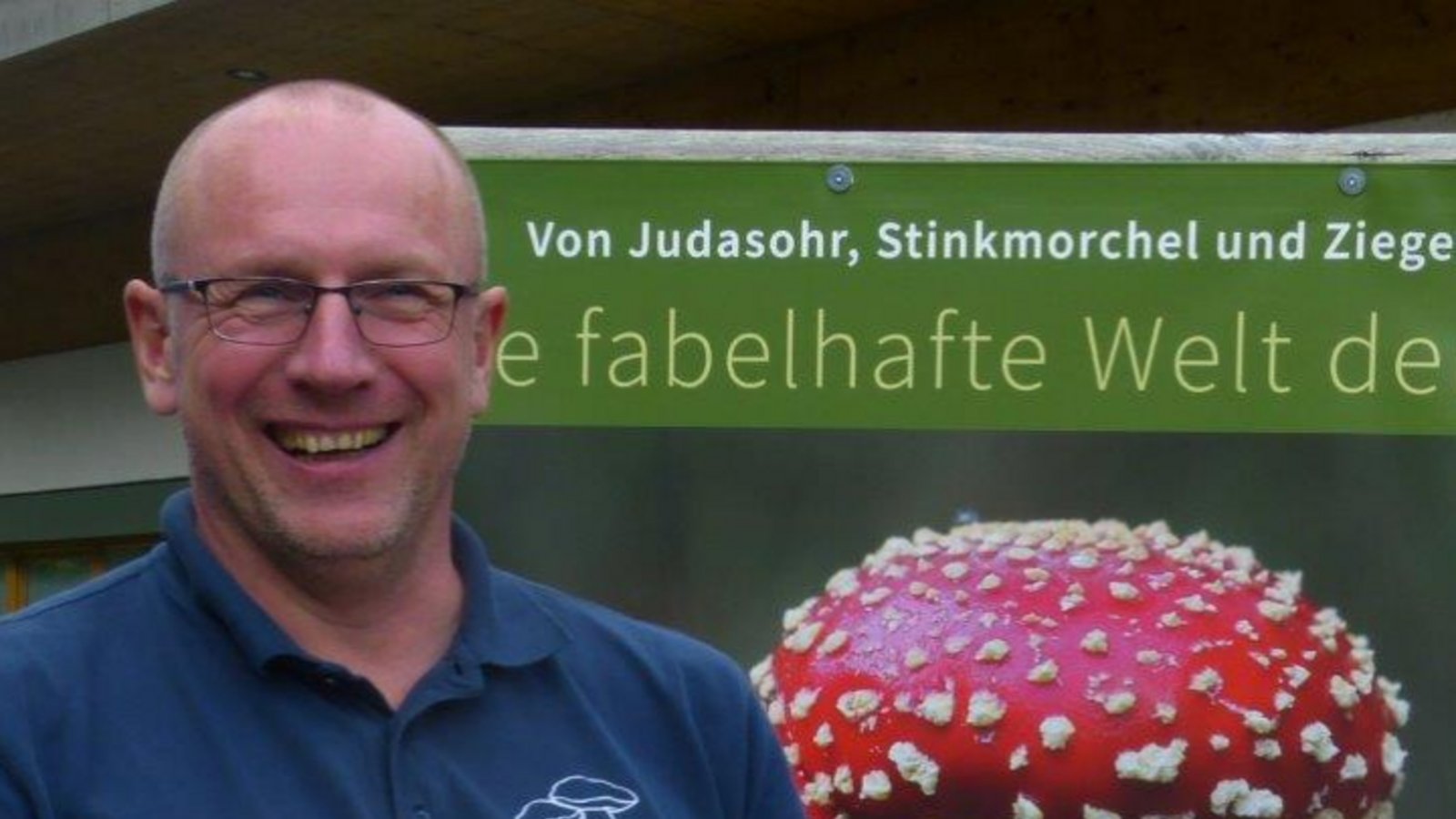 René Kriegelstein, Vorsitzender der Pilzfreunde Heilbronn, freut sich über den Riesenbovist, den ein Besucher der Pilzausstellung mitgebracht hat. Foto: p René Kriegelstein, Vorsitzender der Pilzfreunde Heilbronn, freut sich über den Riesenbovist, den ein Besucher der Pilzausstellung mitgebracht hat. Foto: p