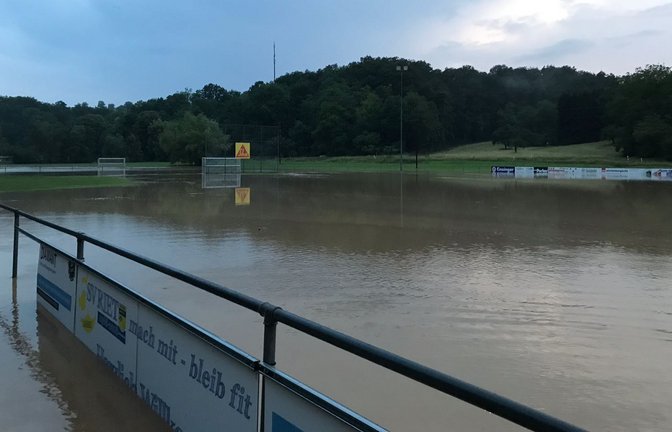 Das Archivbild zeigt den überfluteten Sportplatz in Riet. Mit der Landesförderung kann jetzt aber der Hochwasserschutz im Strudelbachtal starten. <span class='image-autor'>Foto: Archiv</span>