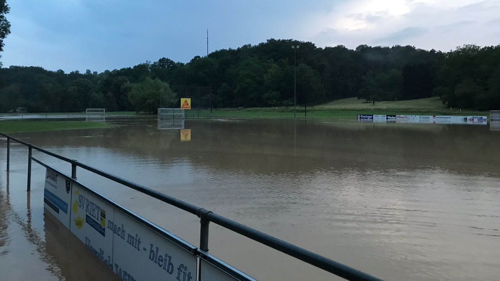 Das Archivbild zeigt den überfluteten Sportplatz in Riet. Mit der Landesförderung kann jetzt aber der Hochwasserschutz im Strudelbachtal starten. Foto: Archiv Das Archivbild zeigt den überfluteten Sportplatz in Riet. Mit der Landesförderung kann jetzt aber der Hochwasserschutz im Strudelbachtal starten. Foto: Archiv