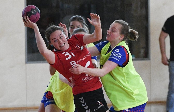 Nicht gerade leicht taten sich die HCME-Handballerinnen um Kim Seizinger (Mitte) in der ersten Halbzeit gegen die HSG Sulzbach/Murrhardt. <span class='image-autor'>Foto: Leitner</span>