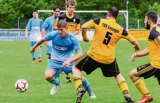 Vaihingens Adam Juhasz legte am Sonntag den Ball an Marc Eiberger (Ensingen) vorbei. Foto: Simecek