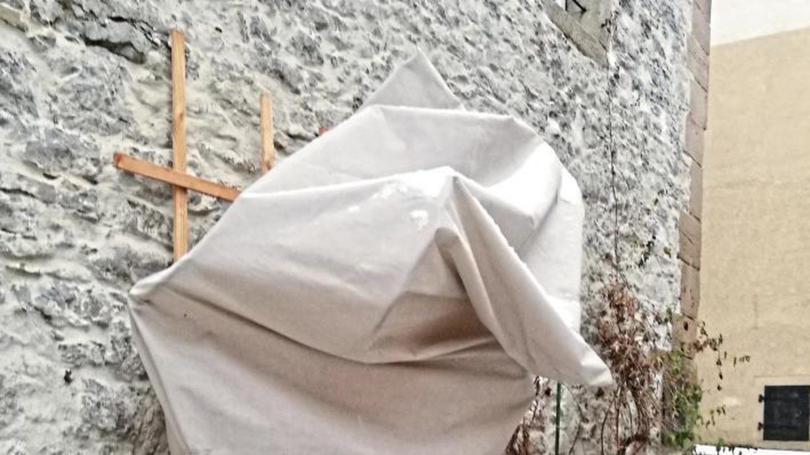 Hat sich hier einer als Gespenst verkleidet? Oder ist der Verpackungskünstler Christo in der Löwenstadt? Bei näherem Hinsehen entpuppt sich die Erscheinung dann doch nur als ein Pflanzenstock mit Schutzhülle gegen die Witterung.  Foto: Romanowski