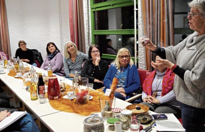 Kräuterpädagogin Ingrid Kleiner referierte über das Räuchern Foto: Friedrich