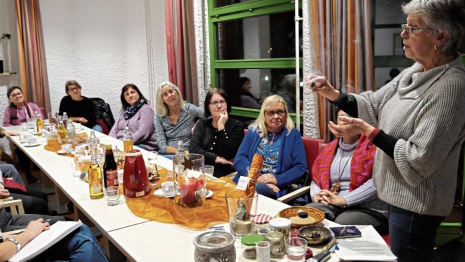 Kräuterpädagogin Ingrid Kleiner referierte über das Räuchern Foto: Friedrich