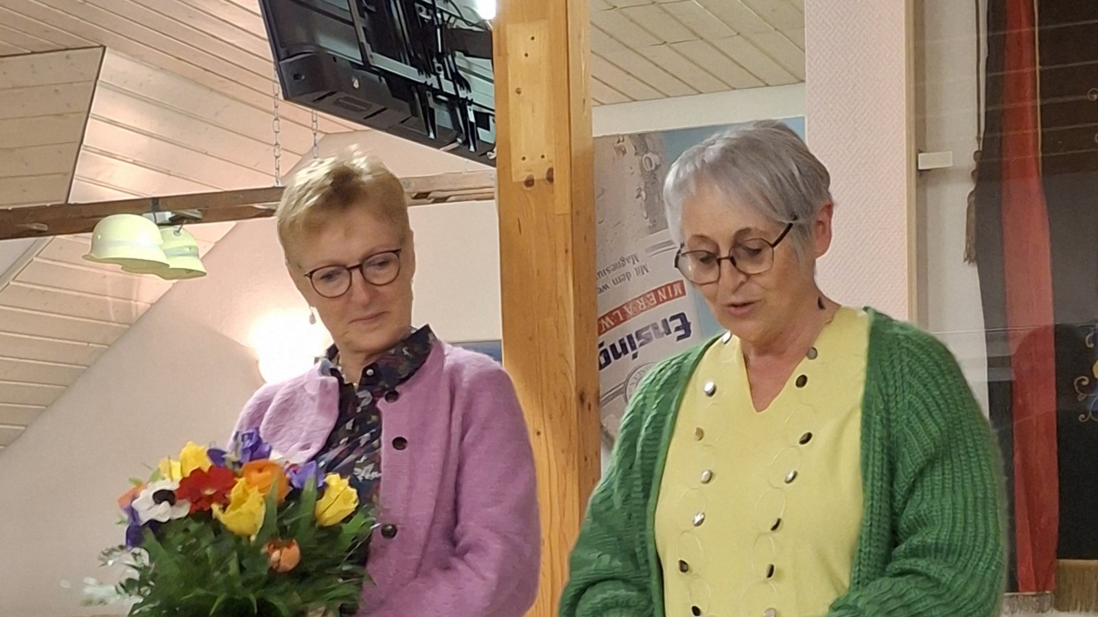 Bei der Hauptversammlung der Enzweihinger Landfrauen wurde kürzlich ein neuer Vorstand gewählt. Marie-Luise Linckh (links) wurde nach 34 Jahren als Vorsitzende des Vereins verabschiedet. Vom Landesverband der Landfrauen wurde sie gleichzeitig zur Ehrenvorsitzenden ernannt. Ein gemütliches Beisammensein rundete die Versammlung ab, berichten die Landfrauen.  Foto: p
