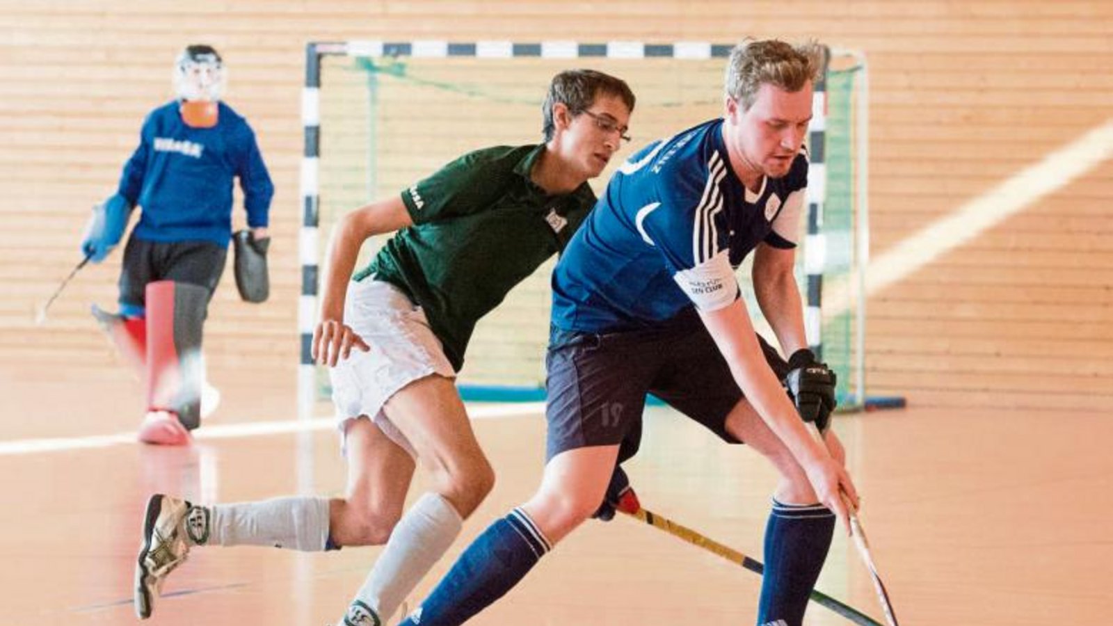 Dennis Borimann (rechts) und die Hockeymänner des CEV mussten sich auch am letzten Spieltag der 3. Verbandsliga zweimal geschlagen geben. Foto: Leitner Dennis Borimann (rechts) und die Hockeymänner des CEV mussten sich auch am letzten Spieltag der 3. Verbandsliga zweimal geschlagen geben. Foto: Leitner