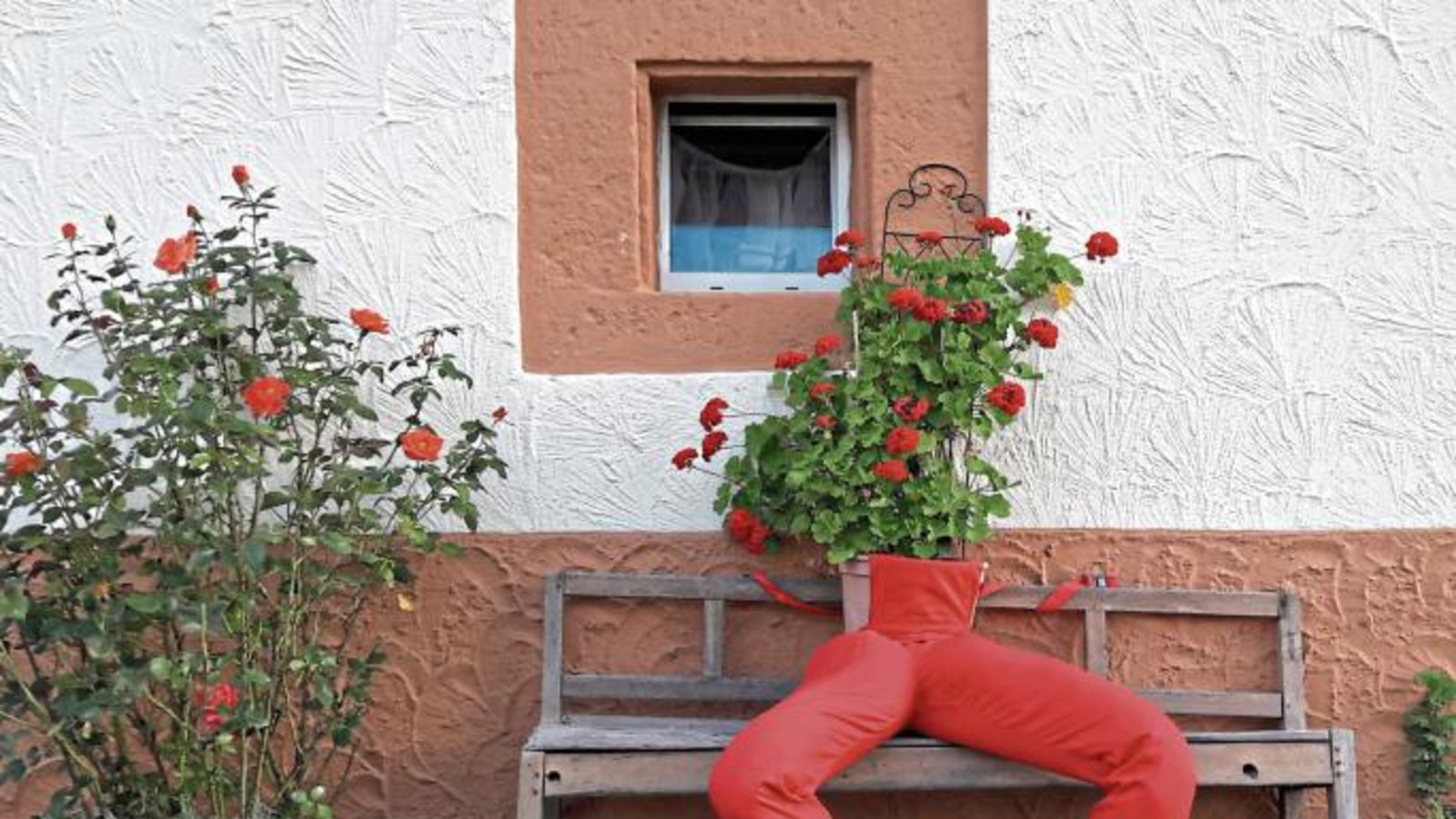 „Dieser farblich abgestimmte Blumenständer lud mich in Schützingen zu einer Pause ein“, schreibt unser Leser Jochen Scharpf zu seinem Foto. „Dieser farblich abgestimmte Blumenständer lud mich in Schützingen zu einer Pause ein“, schreibt unser Leser Jochen Scharpf zu seinem Foto.