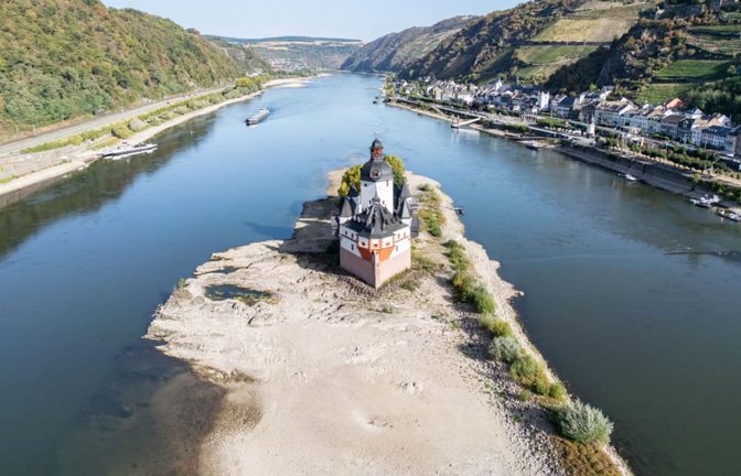 Extremes Niedrigwasser auf dem Rhein lässt an der Festung Pfalzgrafenstein den Grund des Flusses sichtbar werden (Luftaufnahme mit einer Drohne). Die Binnenschifffahrt ist bereits massiv eingeschränkt und droht gänzlich zum Erliegen zu kommen.<span class='image-autor'>Boris Roessler/dpa</span>