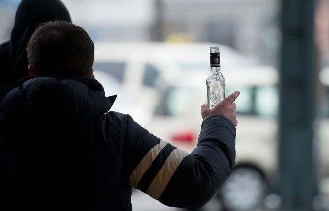 Gibt es Streit, ist oft Alkohol im Spiel. (Archivbild)<span class='image-autor'>picture alliance / Daniel Reinhardt/dpa</span>