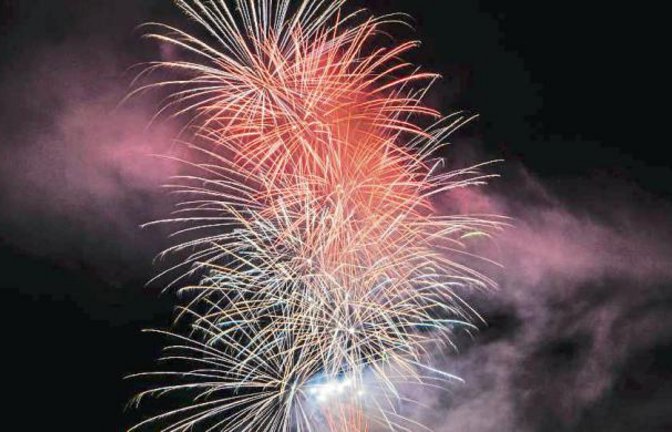 Das Feuerwerk setzt den lauten Schlusspunkt des Vaihinger Maientags. Foto: Schirmer