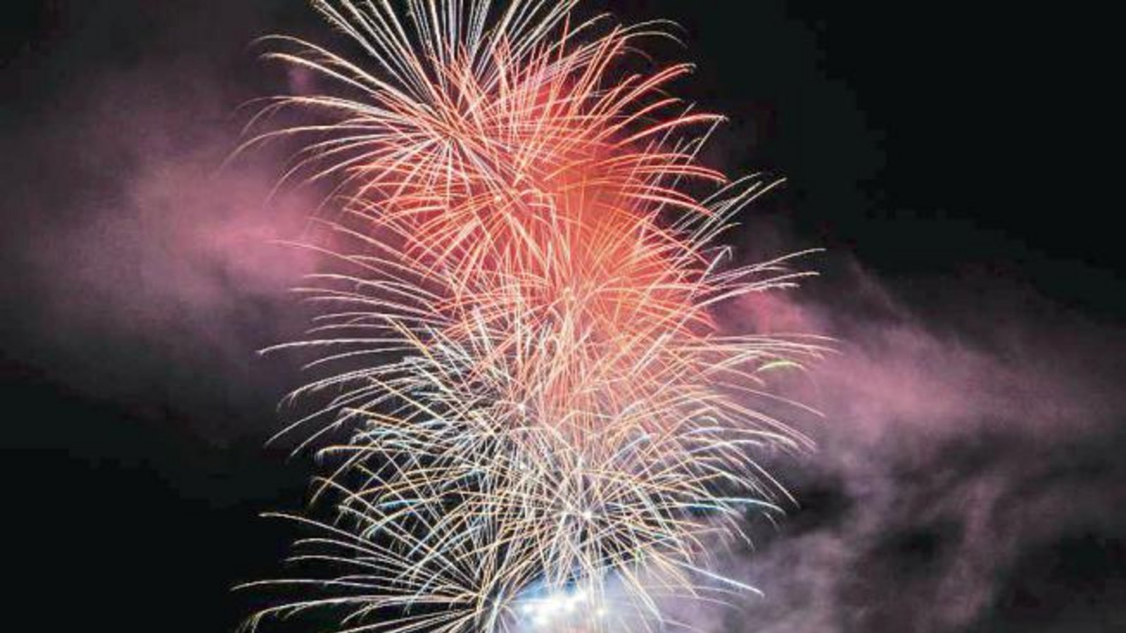 Das Feuerwerk setzt den lauten Schlusspunkt des Vaihinger Maientags. Foto: Schirmer