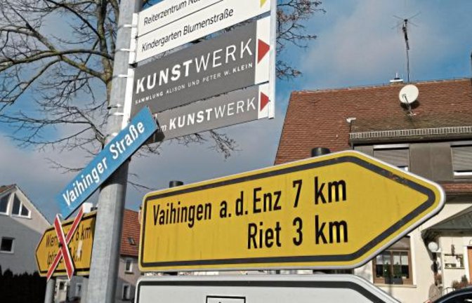 In Nussdorf geben die Straßenschilder an, ob ein Gefälle oder eine Steigung bevorsteht. Oder ist die Vaihinger Straße nur Teil des Kunstwerks?  Foto: Rostek