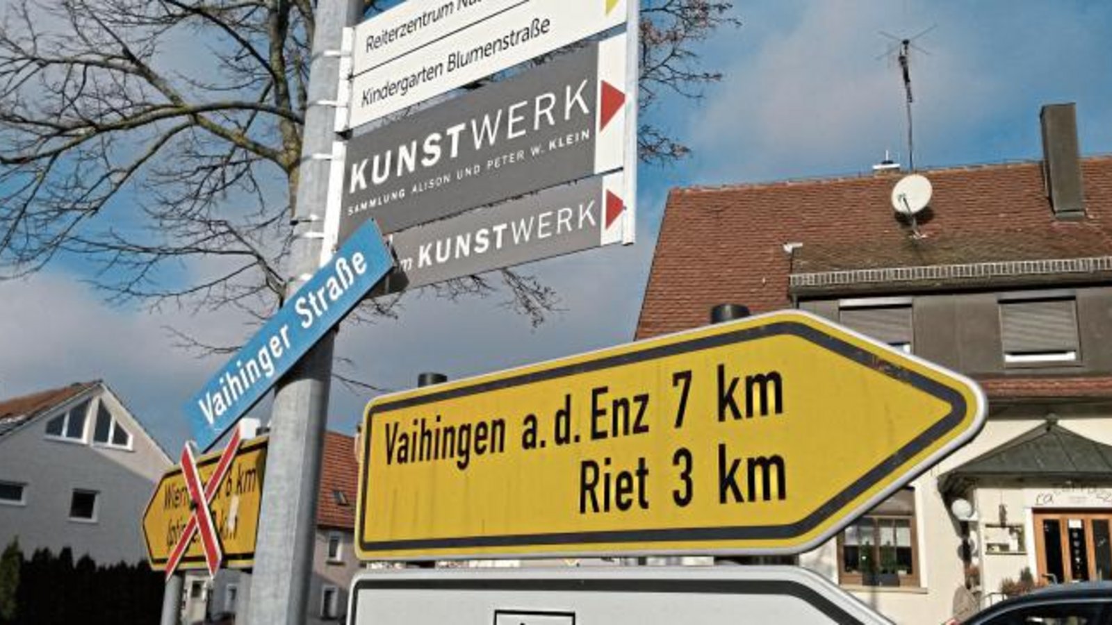In Nussdorf geben die Straßenschilder an, ob ein Gefälle oder eine Steigung bevorsteht. Oder ist die Vaihinger Straße nur Teil des Kunstwerks?  Foto: Rostek