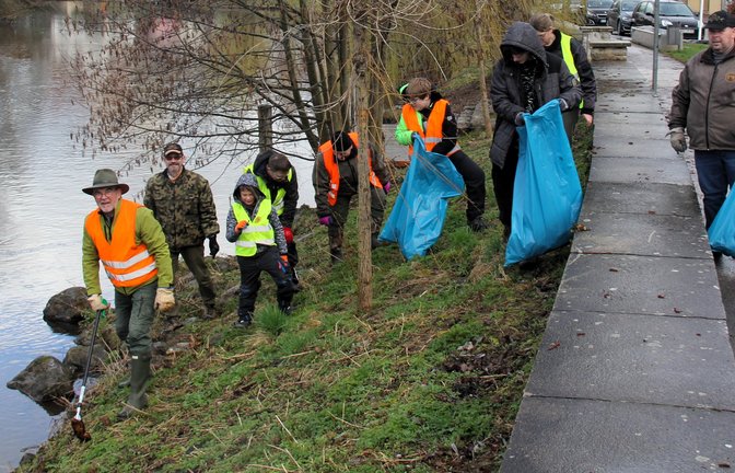 Frühjahrsputz an der Enz: Der Bezirks-Fischerei-Verein Vaihingen 2024 beim Einsatz.  Archivfoto: VKZ/Kauer