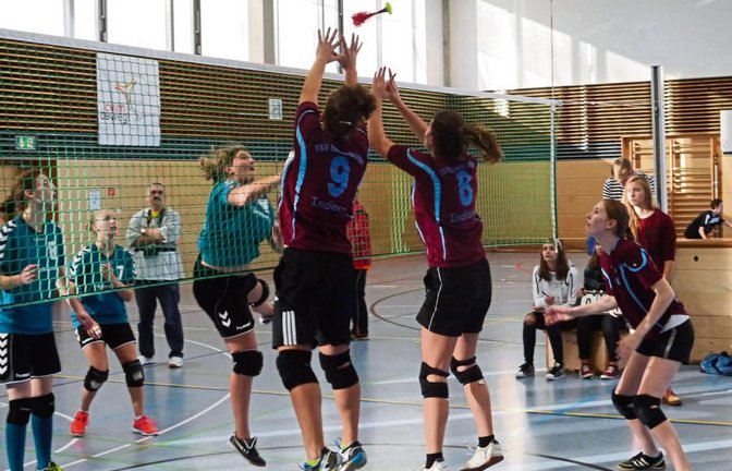 Iris Barbunopulos und Tianna Röhlk (von links) sind auch im Finale selten beim Block überwunden worden. Und wenn doch, dann sicherte Lorriann Sparmann (rechts) ab. Fotos: privat