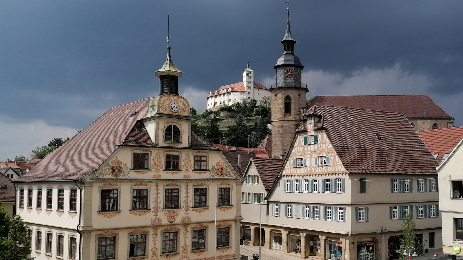 Das reinigende Gewitter bei der Klausurtagung von Gemeinderat, Stadtverwaltung und Ortsvorstehern ist vorbei. Nun sollen die dunklen Wolken über dem Vaihinger Rathaus einem positiveren Klima Platz machen. Foto: Banholzer Das reinigende Gewitter bei der Klausurtagung von Gemeinderat, Stadtverwaltung und Ortsvorstehern ist vorbei. Nun sollen die dunklen Wolken über dem Vaihinger Rathaus einem positiveren Klima Platz machen. Foto: Banholzer