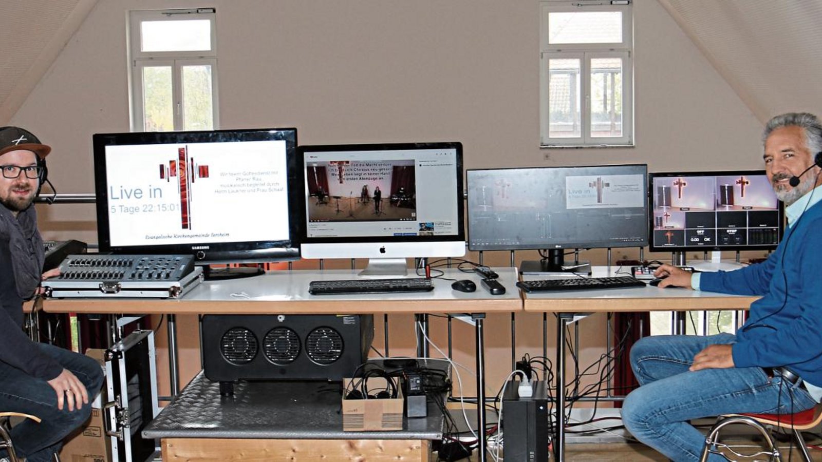 Johannes Abele (links) und Bernhard Bienias vom Technik-Team mit einem Teil der Ausrüstung im evangelischen Gemeindezentrum in Sersheim.  Fotos: Rücker