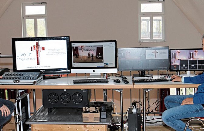 Johannes Abele (links) und Bernhard Bienias vom Technik-Team mit einem Teil der Ausrüstung im evangelischen Gemeindezentrum in Sersheim.  Fotos: Rücker