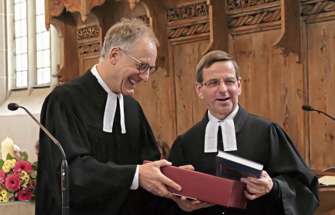 Dekan Reiner Zeyher (links) entpflichtete und verabschiedete am Sonntag den Eberdinger Pfarrer Hans-Jürgen Neumann in den Ruhestand.  Foto: Friedrich