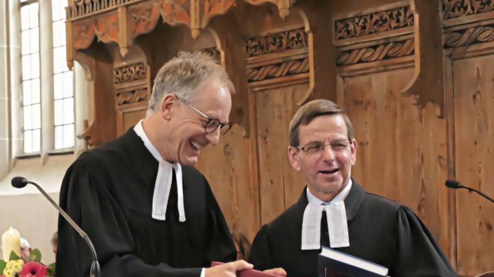 Dekan Reiner Zeyher (links) entpflichtete und verabschiedete am Sonntag den Eberdinger Pfarrer Hans-Jürgen Neumann in den Ruhestand.  Foto: Friedrich