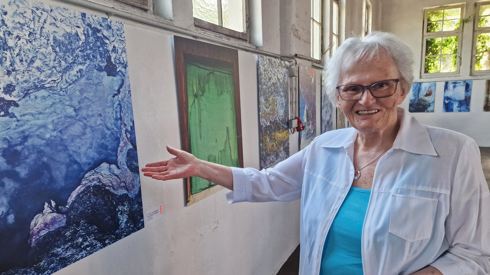 Das blaue Foto ist ihr Lieblingsbild bei dieser Ausstellung, sagt Magrit Buturus, die ihre Fotografien noch bis zum 23. Juli in der alten Lkw-Garage zeigt.  Foto: Friedrich