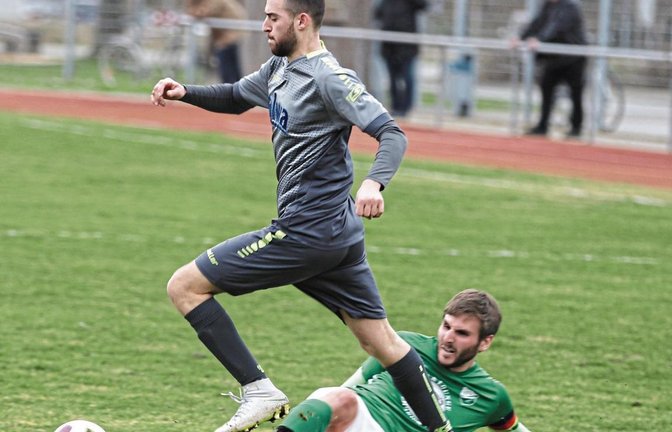 Die Gäste blieben nur selten bei Tacklings am Ball wie hier Dardan Marashi (links) gegen Gemmrigheims Marcel Joos. Foto: Nachreiner