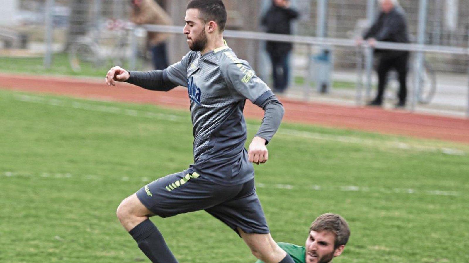 Die Gäste blieben nur selten bei Tacklings am Ball wie hier Dardan Marashi (links) gegen Gemmrigheims Marcel Joos. Foto: Nachreiner Die Gäste blieben nur selten bei Tacklings am Ball wie hier Dardan Marashi (links) gegen Gemmrigheims Marcel Joos. Foto: Nachreiner