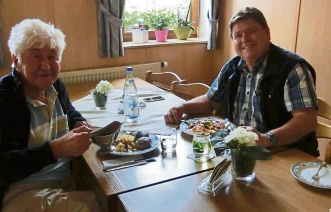 Was machen ruhelose Chorleiter, wenn sie nichts zu dirigieren haben? Werner Dippon aus Illingen bei einem Freundschaftsbesuch seines Kollegen Gotthilf Fischer (links) in der Krone in Auenstein, wo sie zusammen mit der Seniorchefin Lotte Bay einen gemütlichen Nachmittag mit Kartenspielen und Vespern verbrachten. Foto: p