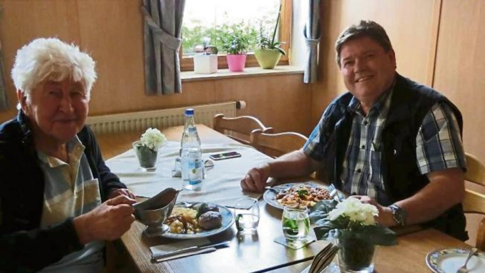 Was machen ruhelose Chorleiter, wenn sie nichts zu dirigieren haben? Werner Dippon aus Illingen bei einem Freundschaftsbesuch seines Kollegen Gotthilf Fischer (links) in der Krone in Auenstein, wo sie zusammen mit der Seniorchefin Lotte Bay einen gemütlichen Nachmittag mit Kartenspielen und Vespern verbrachten. Foto: p Was machen ruhelose Chorleiter, wenn sie nichts zu dirigieren haben? Werner Dippon aus Illingen bei einem Freundschaftsbesuch seines Kollegen Gotthilf Fischer (links) in der Krone in Auenstein, wo sie zusammen mit der Seniorchefin Lotte Bay einen gemütlichen Nachmittag mit Kartenspielen und Vespern verbrachten. Foto: p