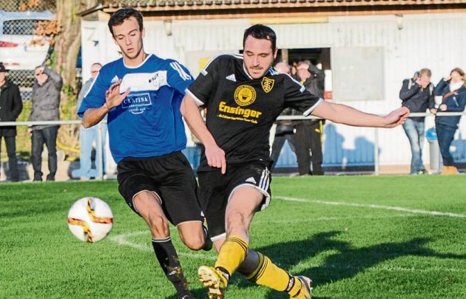 Marc Eiberger (rechts) hat den TSV Ensingen als Spielertrainer vorübergehend betreut. Künftig konzentriert er sich wieder aufs Spielen, Übungsleiter Siegfried Blum steht an der Linie.   Foto: Leitner