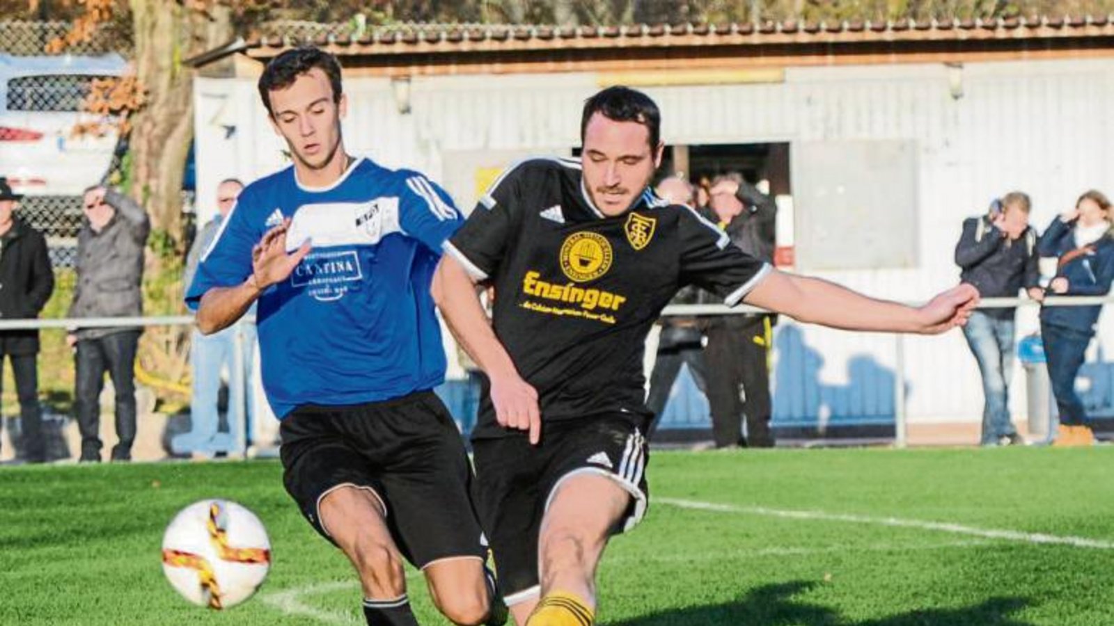 Marc Eiberger (rechts) hat den TSV Ensingen als Spielertrainer vorübergehend betreut. Künftig konzentriert er sich wieder aufs Spielen, Übungsleiter Siegfried Blum steht an der Linie.   Foto: Leitner